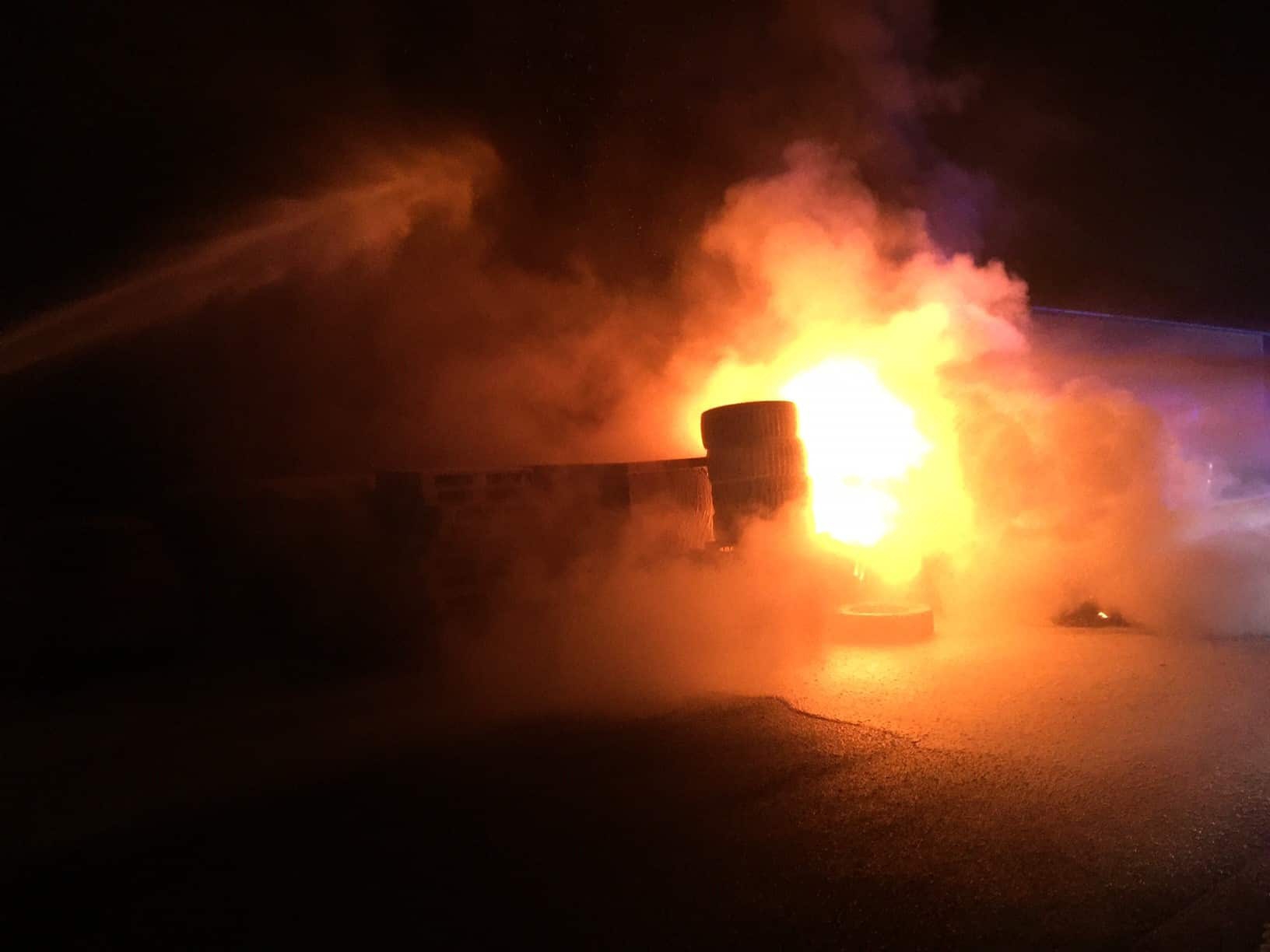 Brand einer Reifenfirma - Alarmstufe 2 in Bürmoos