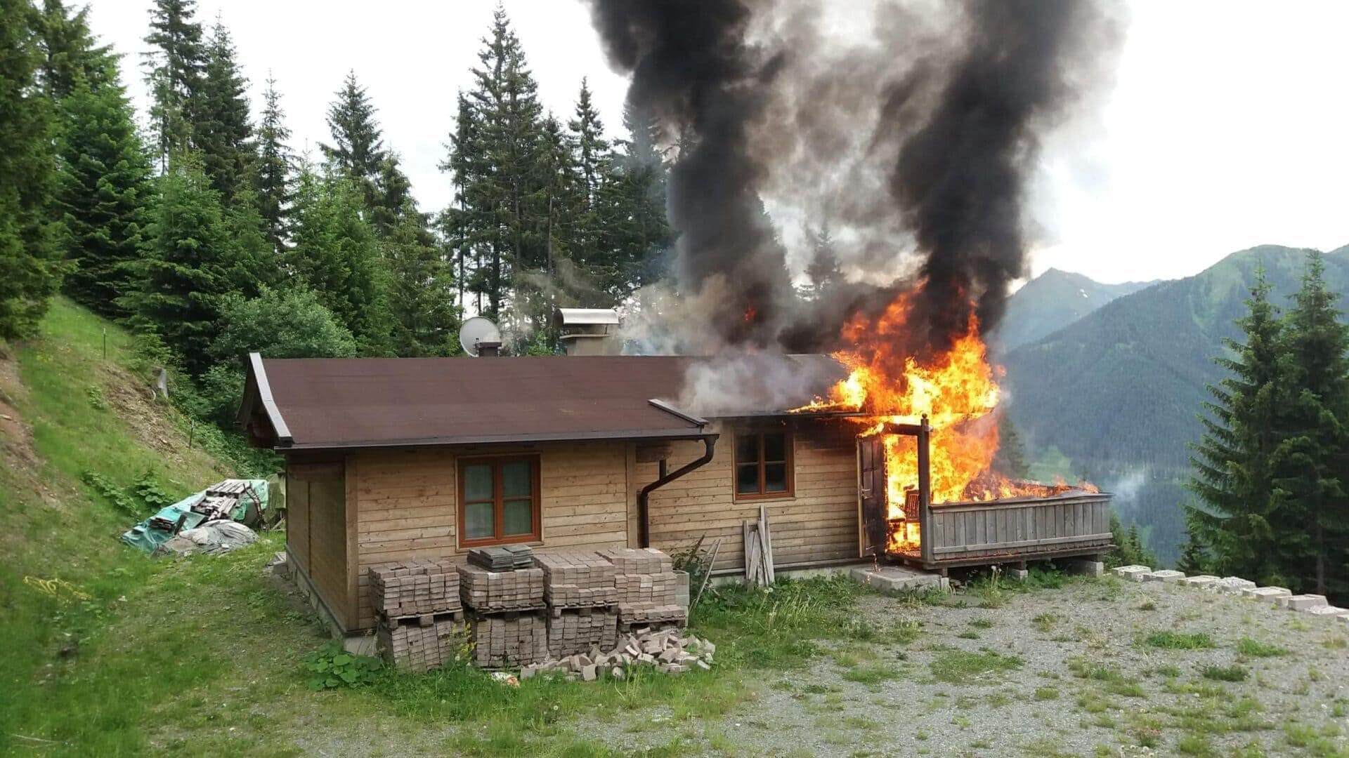 Brand einer Hütte in Saalbach