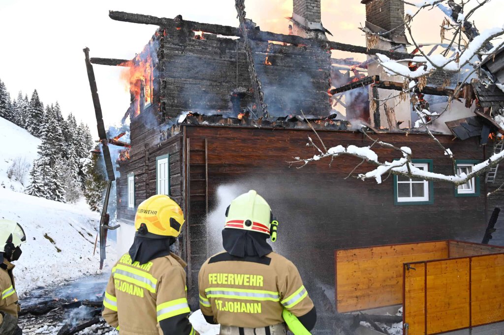 Nebengebäude von landwirtschaftlichem objekt in großarl abgebrannt
