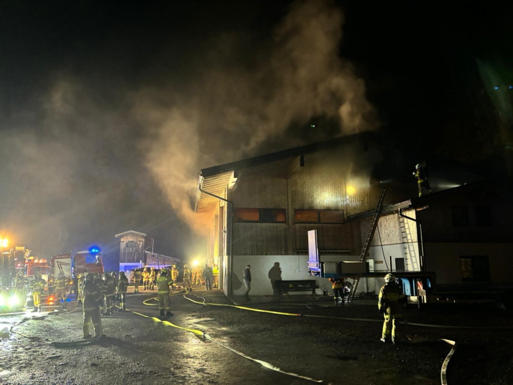 Brand einer Halle in Viehhofen