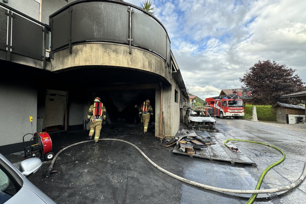 Auto und Garage in Vollbrand / Vier Feuerwehren gefordert